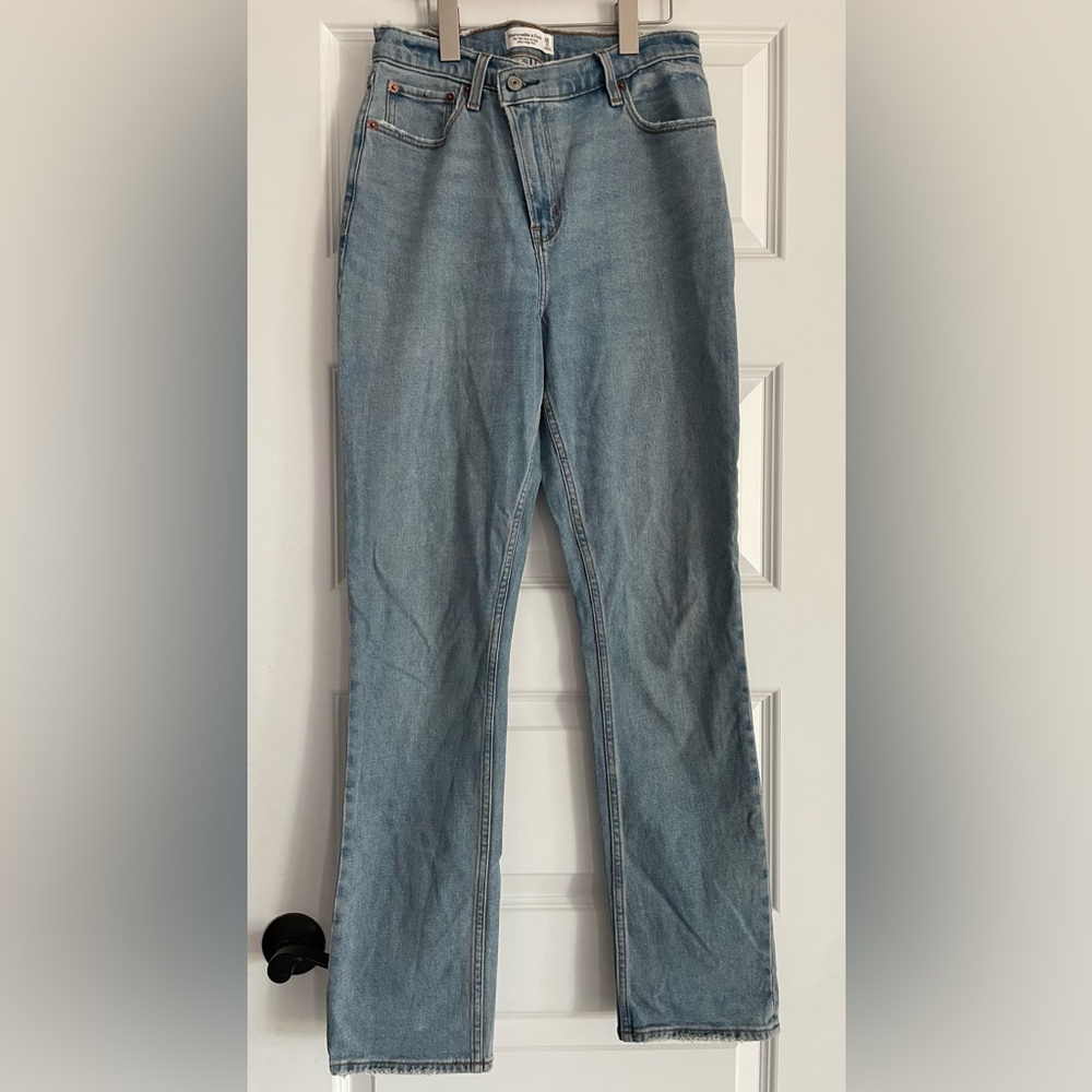 Abercrombie and Fitch the 90s slim straight ultra high rise distressed size 6